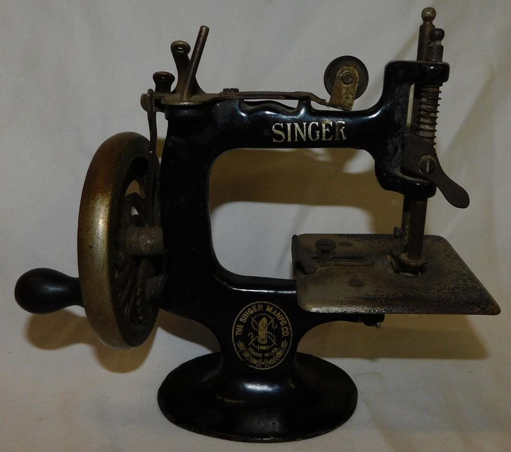 Vintage Metal Miniature Singer Sewing Machine (1 of 3)