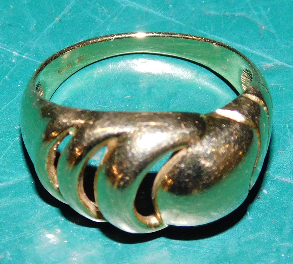 18K Gold Ring - marked .750, size 8 1/2 (1 of 2)