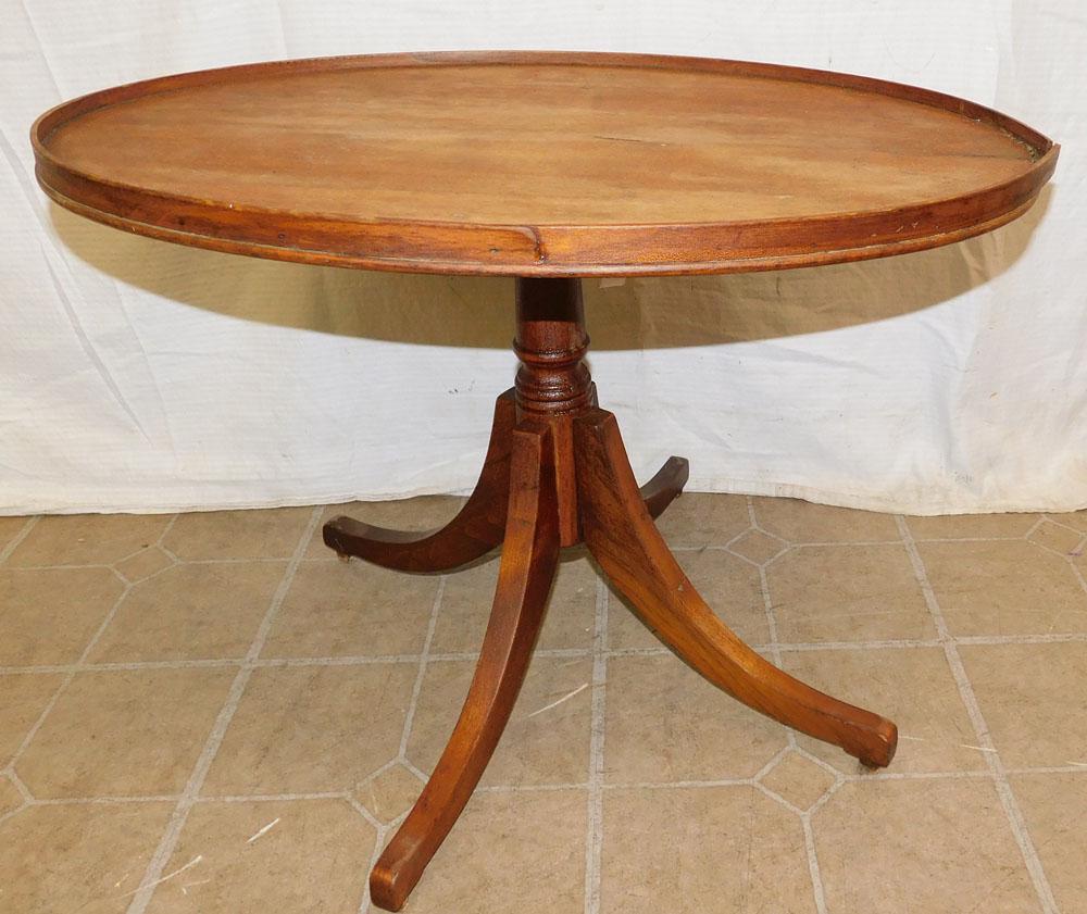 Oval Mahogany Tea Table: Oval Mahogany Tea Table . 26 1/2" W 18" D 18" H "ALL DESCRIPTIONS AND ANY CONDITION STATEMENT GIVEN BY LANGSTON AUCTION GALLERY ARE STRICTLY OPINIONS AND LANGSTON'S SHALL HAVE NO RESPONSIBILITY FOR ER