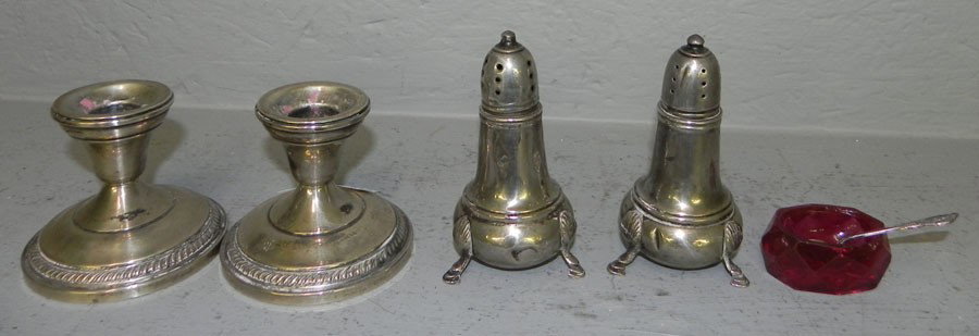 (5) pieces of sterling.: (5) pieces of sterling. Includes weighted candlesticks, salt and pepper and salt cellar with sterling spoon.