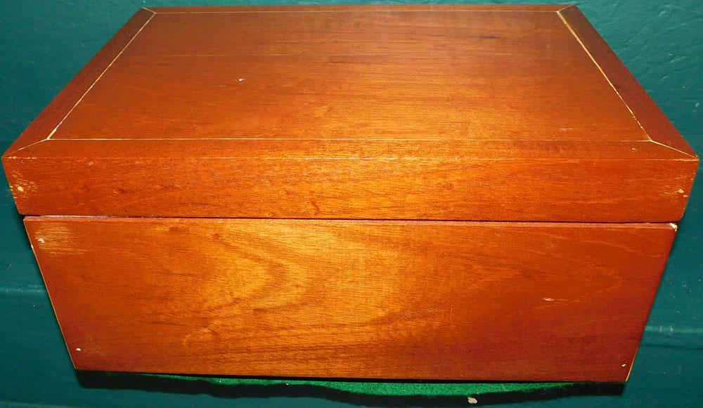 Mahogany Humidor: Mahogany Humidor. 15 1/4" W 10 1/4" D 7 1/4" H ALL DESCRIPTIONS AND ANY CONDITION STATEMENT GIVEN BY LANGSTON AUCTION GALLERY ARE STRICTLY OPINIONS AND LANGSTON'S SHALL HAVE NO RESPONSIBILITY FOR ERRO