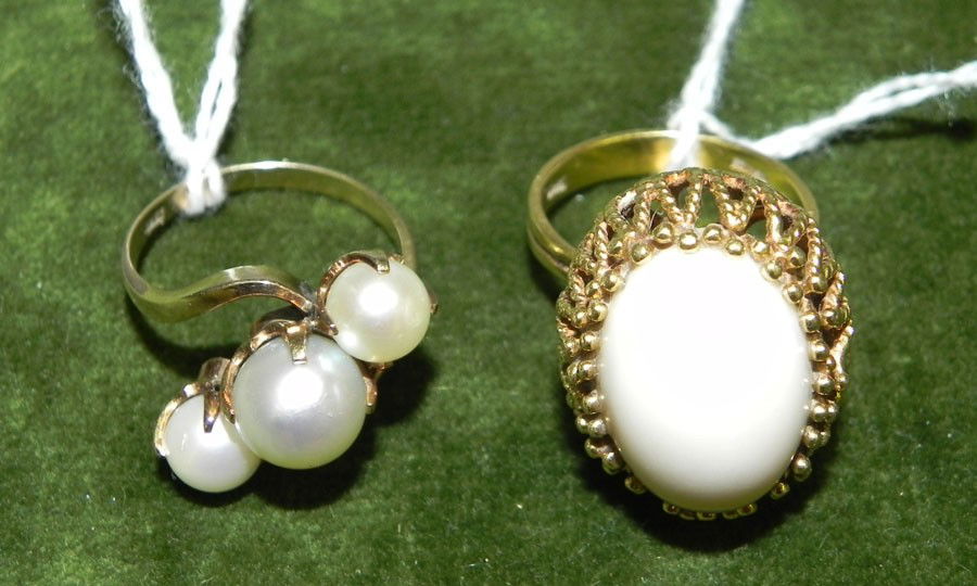18K ladies ring w/ large stone & 14K 3-pearl ring.: 18 kt. gold ladies ring with large stone, and 14 kt. gold three pearl ladies ring.