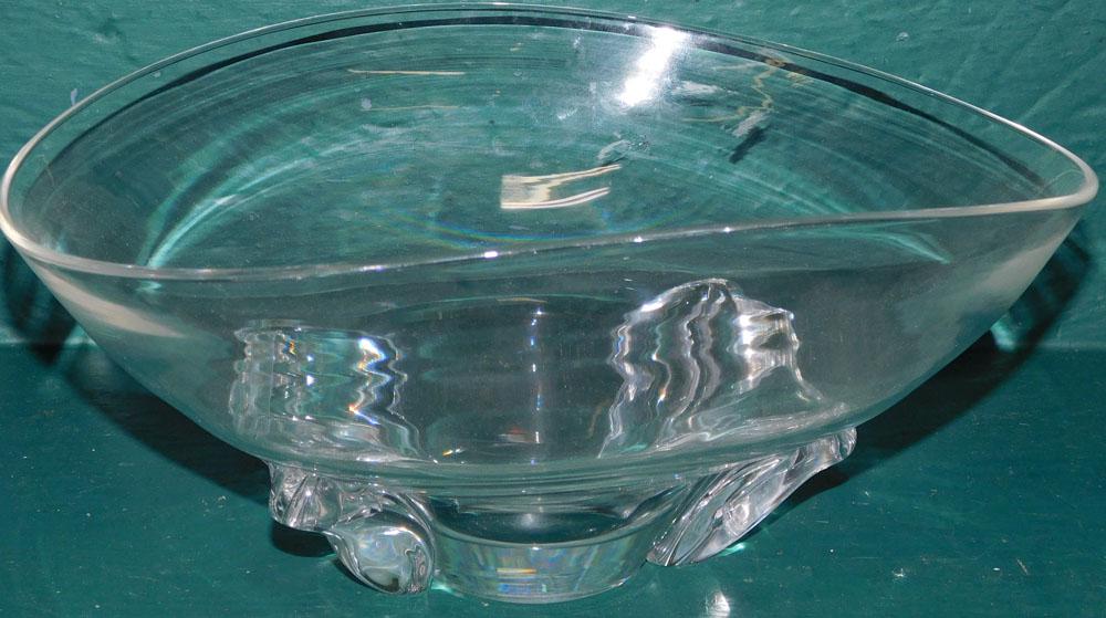 Mid Century Modern Steuben Bowl: Mid Century Modern Steuben Bowl. 11 1/2" W 9 1/2" D 5 1/4" H PLEASE REFER TO OUR "TERMS OF SALE" FOR FULL DISCLOSURE OF OUR POLICY. THANK YOU!"