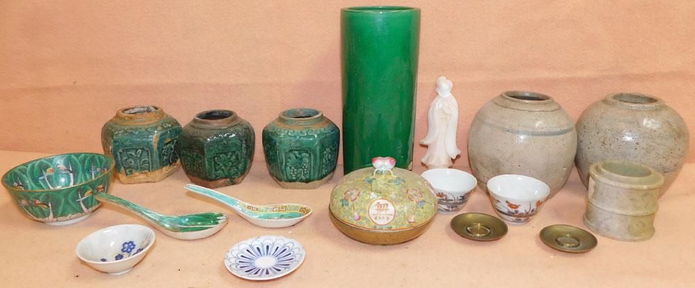 Lot Oriental Pottery Items (1 of 3)