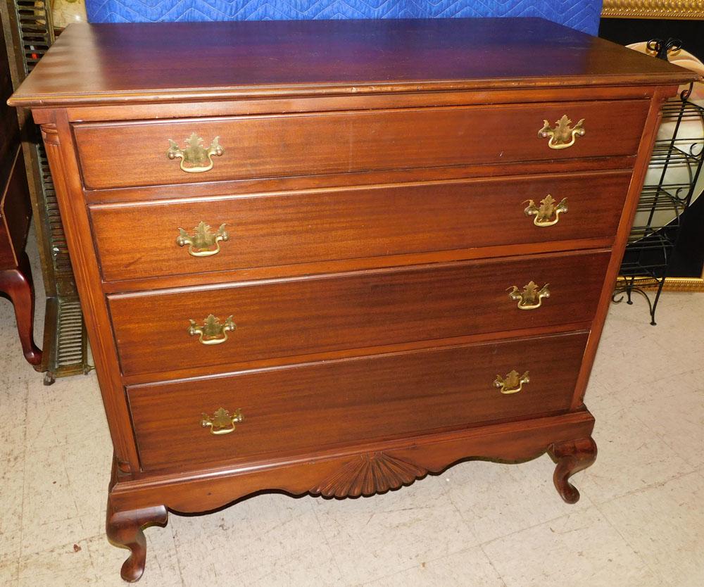 Mahogany Queen Anne Style Graduated 4 Drawer Chest (1 of 6)