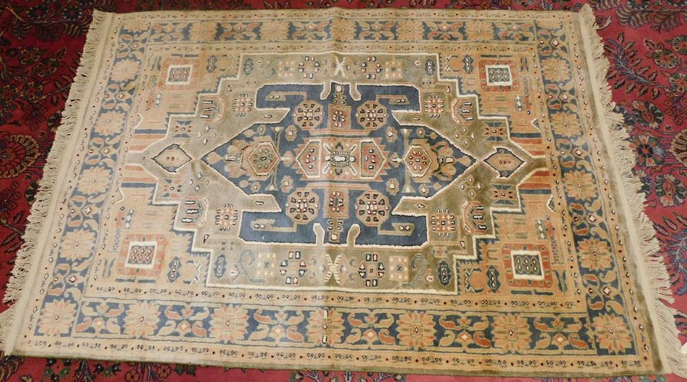 4' 0" X 5' 10" Machine Made Rug (1 of 3)