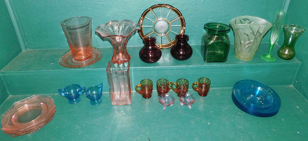 Lot Colored Glass Items (1 of 6)