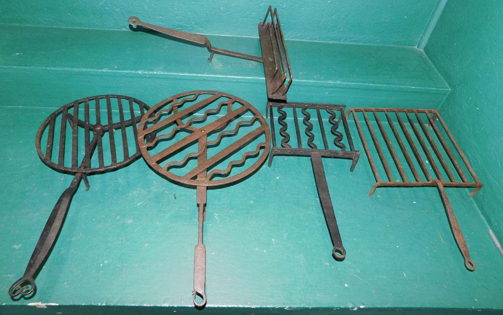Lot Wrought Iron Trivets & Toast Rack (1 of 4)