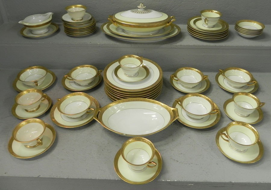Bavarian gold banded dinner set. 60 pieces.: Bavarian gold banded dinner set. 60 pieces.