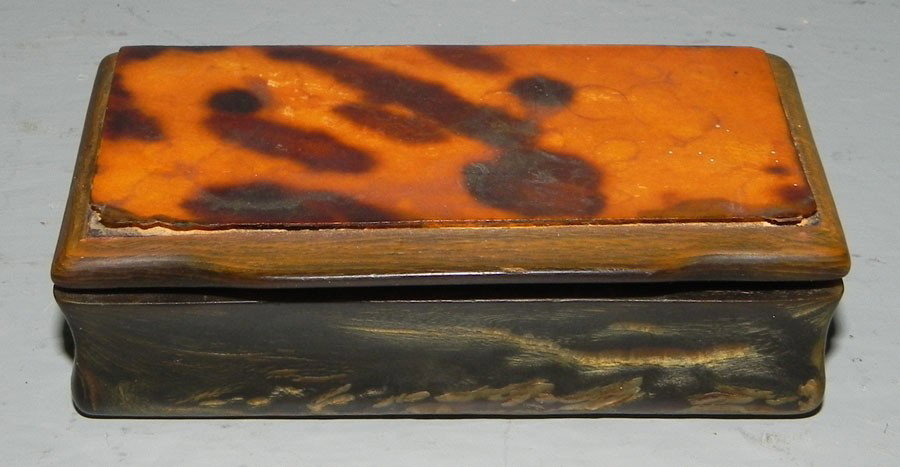 Small tortoiseshell and horn snuff box.: Small tortoiseshell and horn snuff box.