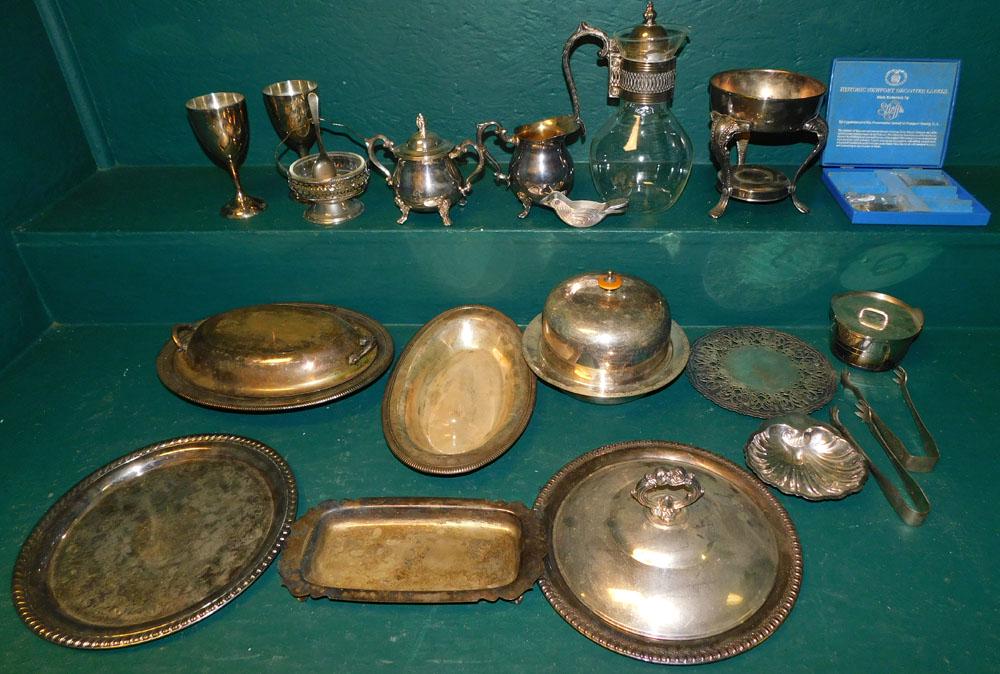 Lot of Silverplate: Lot of Silverplate. ALL DESCRIPTIONS AND ANY CONDITION STATEMENT GIVEN BY LANGSTON AUCTION GALLERY ARE STRICTLY OPINIONS AND LANGSTON'S SHALL HAVE NO RESPONSIBILITY FOR ERRORS OR OMISSIONS. THE ABSENC