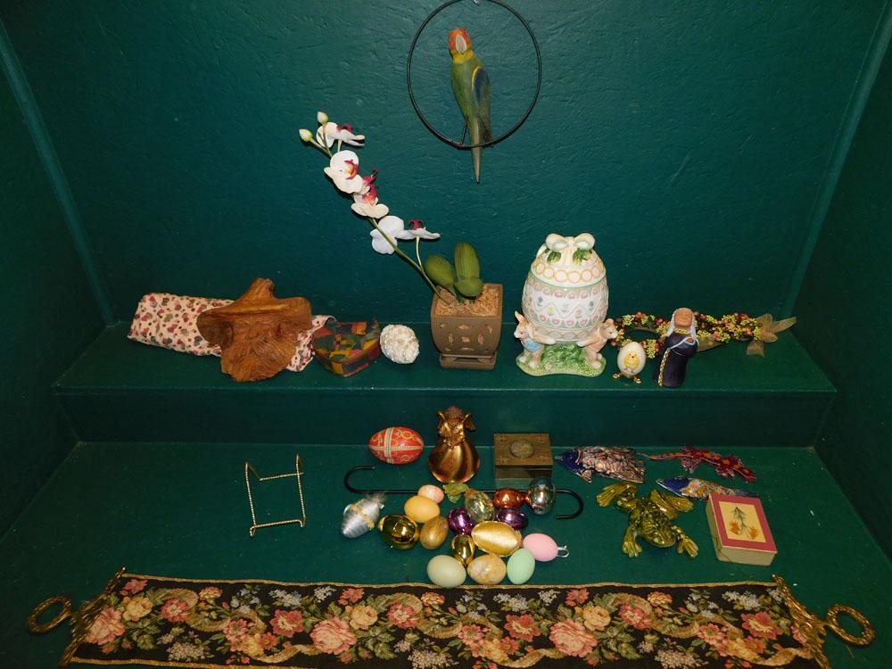 Lot of Decorative Eggs: Lot of Decorative Eggs. ALL DESCRIPTIONS AND ANY CONDITION STATEMENT GIVEN BY LANGSTON AUCTION GALLERY ARE STRICTLY OPINIONS AND LANGSTON'S SHALL HAVE NO RESPONSIBILITY FOR ERRORS OR OMISSIONS. THE AB