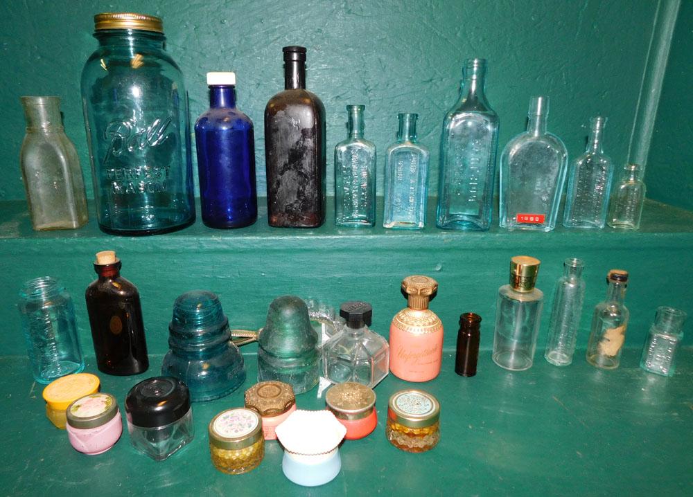 Lot of Medicine Bottles: Lot of Medicine Bottles . ALL DESCRIPTIONS AND ANY CONDITION STATEMENT GIVEN BY LANGSTON AUCTION GALLERY ARE STRICTLY OPINIONS AND LANGSTON'S SHALL HAVE NO RESPONSIBILITY FOR ERRORS OR OMISSIONS. THE 