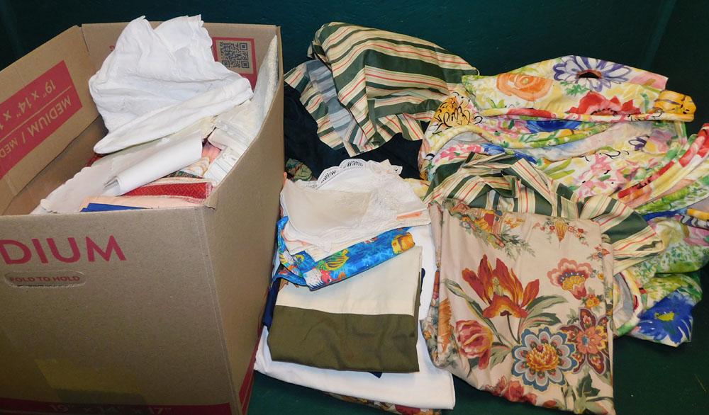 Lot of Linens: Lot of Linens . ALL DESCRIPTIONS AND ANY CONDITION STATEMENT GIVEN BY LANGSTON AUCTION GALLERY ARE STRICTLY OPINIONS AND LANGSTON'S SHALL HAVE NO RESPONSIBILITY FOR ERRORS OR OMISSIONS. THE ABSENCE OF