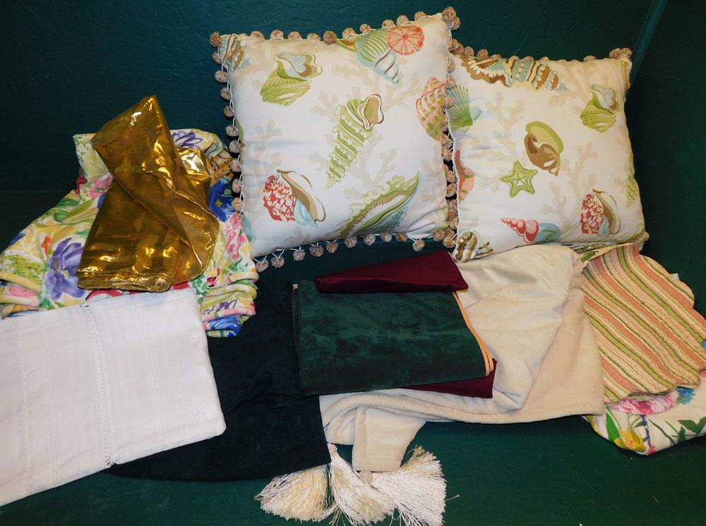 Lot of Linens: Lot of Linens. ALL DESCRIPTIONS AND ANY CONDITION STATEMENT GIVEN BY LANGSTON AUCTION GALLERY ARE STRICTLY OPINIONS AND LANGSTON'S SHALL HAVE NO RESPONSIBILITY FOR ERRORS OR OMISSIONS. THE ABSENCE OF