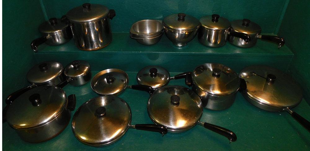 Lot of Pots & Pans: Lot of Pots & Pans . ALL DESCRIPTIONS AND ANY CONDITION STATEMENT GIVEN BY LANGSTON AUCTION GALLERY ARE STRICTLY OPINIONS AND LANGSTON'S SHALL HAVE NO RESPONSIBILITY FOR ERRORS OR OMISSIONS. THE ABSEN