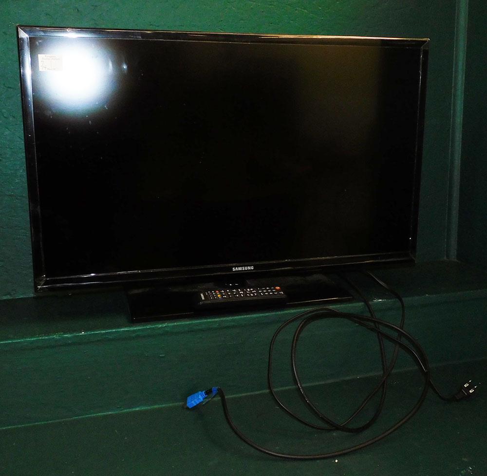 32" Samsung Flat Screen TV (1 of 4)