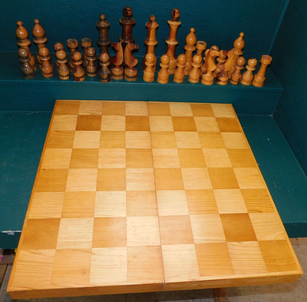 Large Wood Chess Set in Game Box (1 of 3)