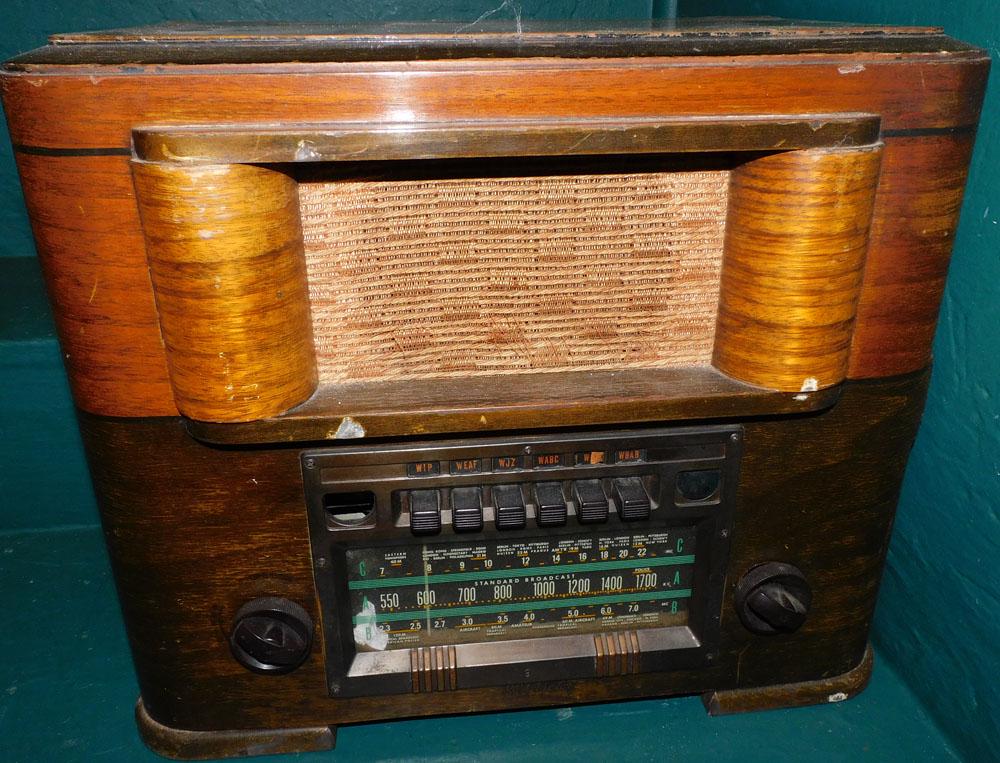 Antique Walnut Case Radio ( RCA Victor) (1 of 4)