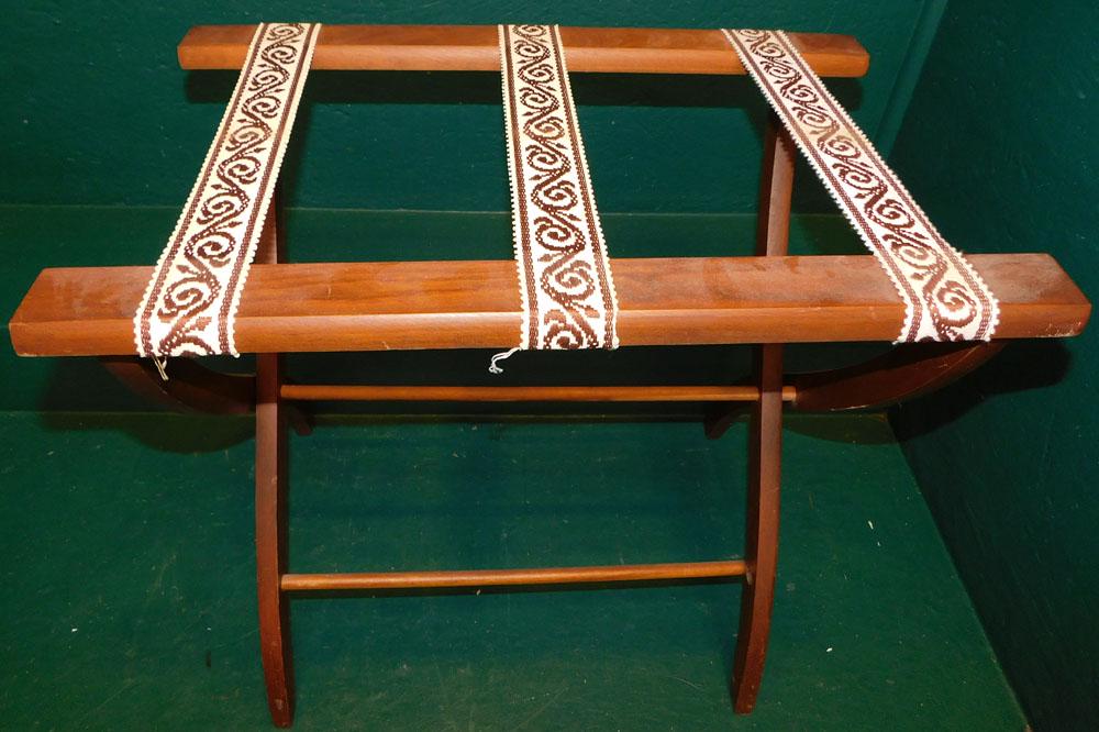 Walnut Luggage Rack: Walnut Luggage Rack. 22" W 14" D 21" H ALL DESCRIPTIONS AND ANY CONDITION STATEMENT GIVEN BY LANGSTON AUCTION GALLERY ARE STRICTLY OPINIONS AND LANGSTON'S SHALL HAVE NO RESPONSIBILITY FOR ERRORS OR OM