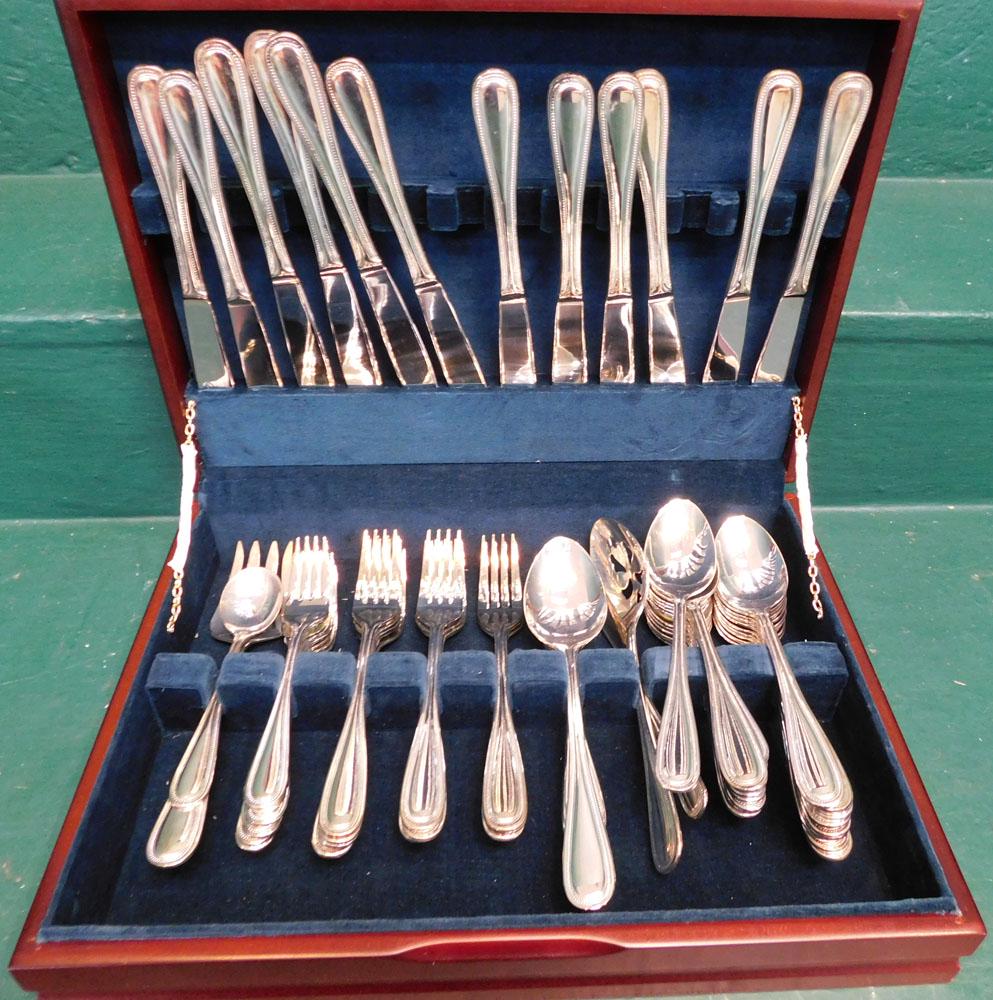 Set Towle Silver Plate Flatware in Case (1 of 4)