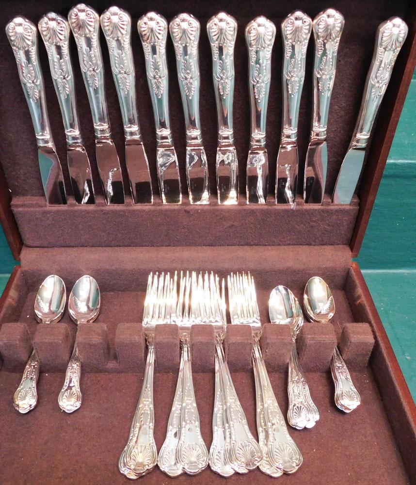 Set Silver Plate Flatware By Oneida in Case (1 of 4)