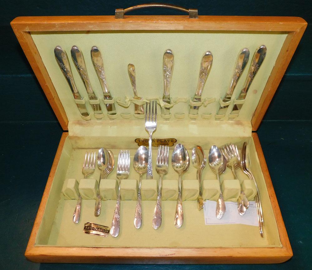 Silverplated Flatware "Tudor Plate" by Oneida Community in Case (1 of 5)