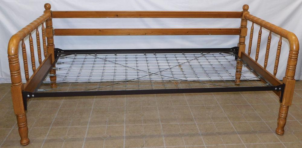 Jenny Lind Style Day Bed (1 of 3)