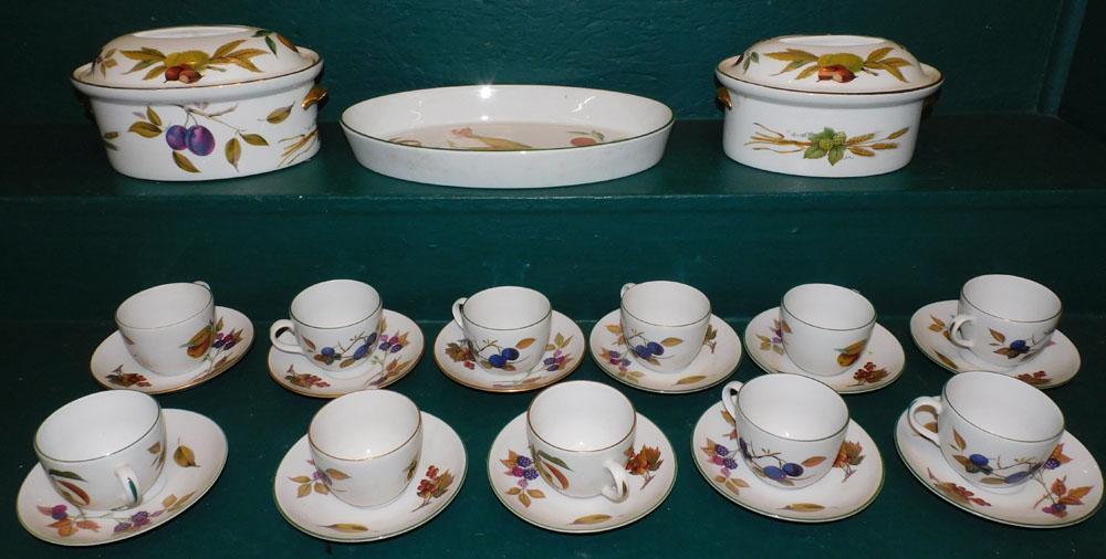 26 Pieces of Royal Worcester Porcelain "Evesham" (1 of 6)