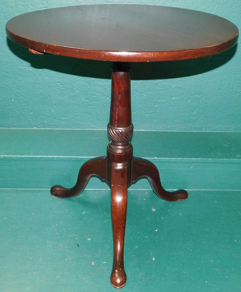 19th Century Mahogany Queen Anne Style Tea Table: 19th Century Mahogany Queen Anne Style Tea Table . 24 1/2" Dia. 26 3/4" H ALL DESCRIPTIONS AND ANY CONDITION STATEMENT GIVEN BY LANGSTON AUCTION GALLERY ARE STRICTLY OPINIONS AND LANGSTON'S SHALL HAVE