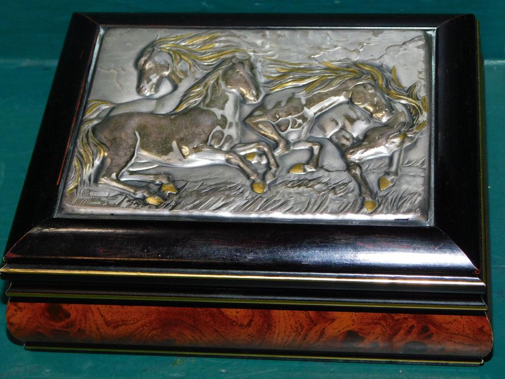Italian Burl Wood Dresser Box with Sterling 925 2 Tone Embossed Horse Plaque (1 of 4)