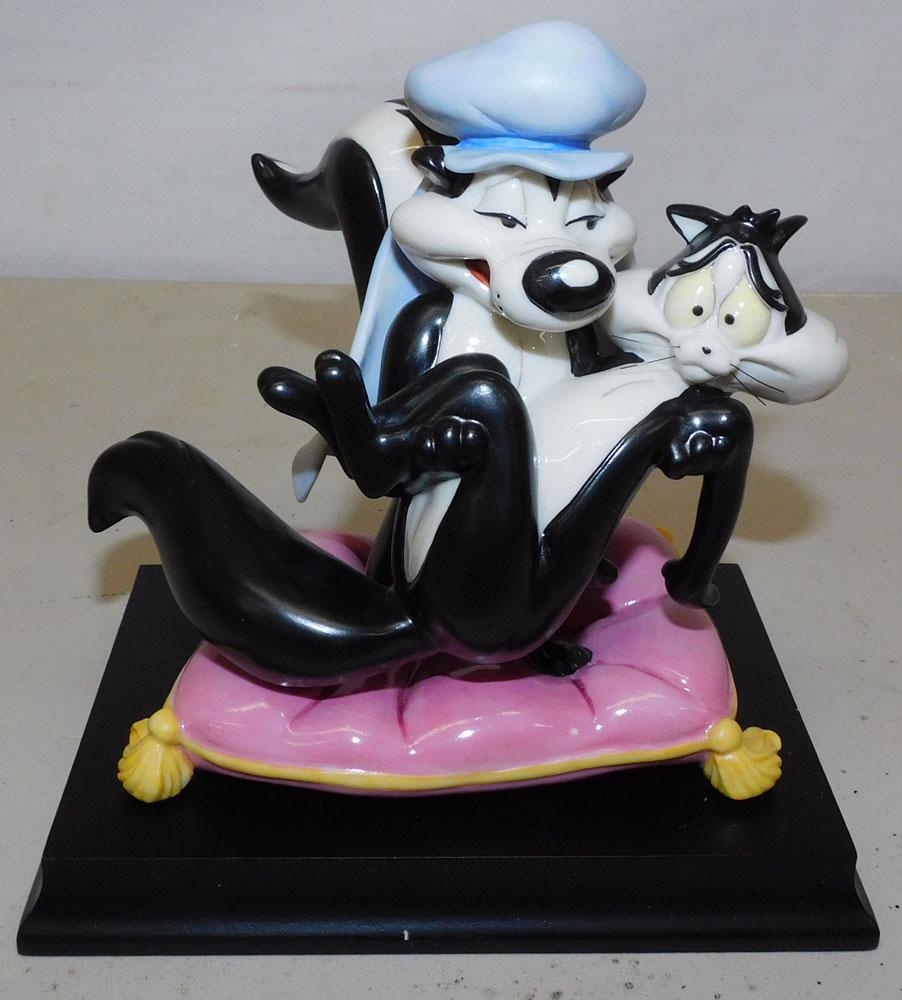 Looney Tunes Goebel Figurine: Looney Tunes Goebel Figurine. 6" H ALL DESCRIPTIONS AND ANY CONDITION STATEMENT GIVEN BY LANGSTON AUCTION GALLERY ARE STRICTLY OPINIONS AND LANGSTON'S SHALL HAVE NO RESPONSIBILITY FOR ERRORS OR OMISSI