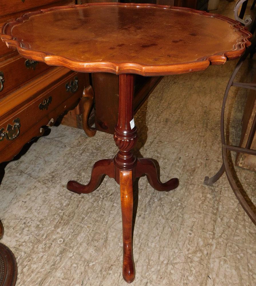 Mahogany Pie Crust Top Tea Table: Mahogany Pie Crust Top Tea Table. 22" Dia 26 1/4" H "ALL DESCRIPTIONS AND ANY CONDITION STATEMENT GIVEN BY LANGSTON AUCTION GALLERY ARE STRICTLY OPINIONS AND LANGSTON'S SHALL HAVE NO RESPONSIBILITY FO