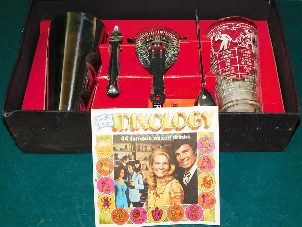 New Vintage Age Cocktail Mixing Set in Box (1 of 2)