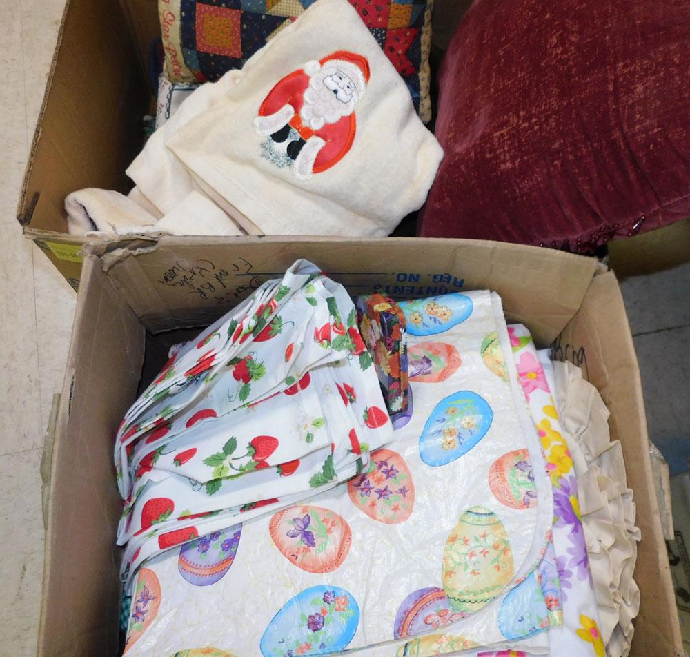 Lot Pillows & Linens (1 of 4)