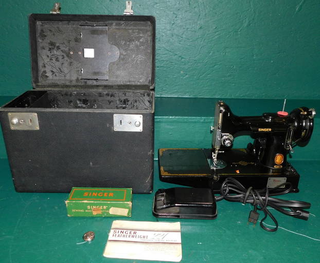 Vintage Singer Featherweight Sewing Machine In Original Case