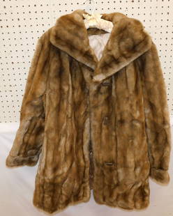 Vintage Ladies Fur Coat: Vintage Ladies Fur Coat . ALL DESCRIPTIONS AND ANY CONDITION STATEMENT GIVEN BY LANGSTON AUCTION GALLERY ARE STRICTLY OPINIONS AND LANGSTON'S SHALL HAVE NO RESPONSIBILITY FOR ERRORS OR OMISSIONS. THE