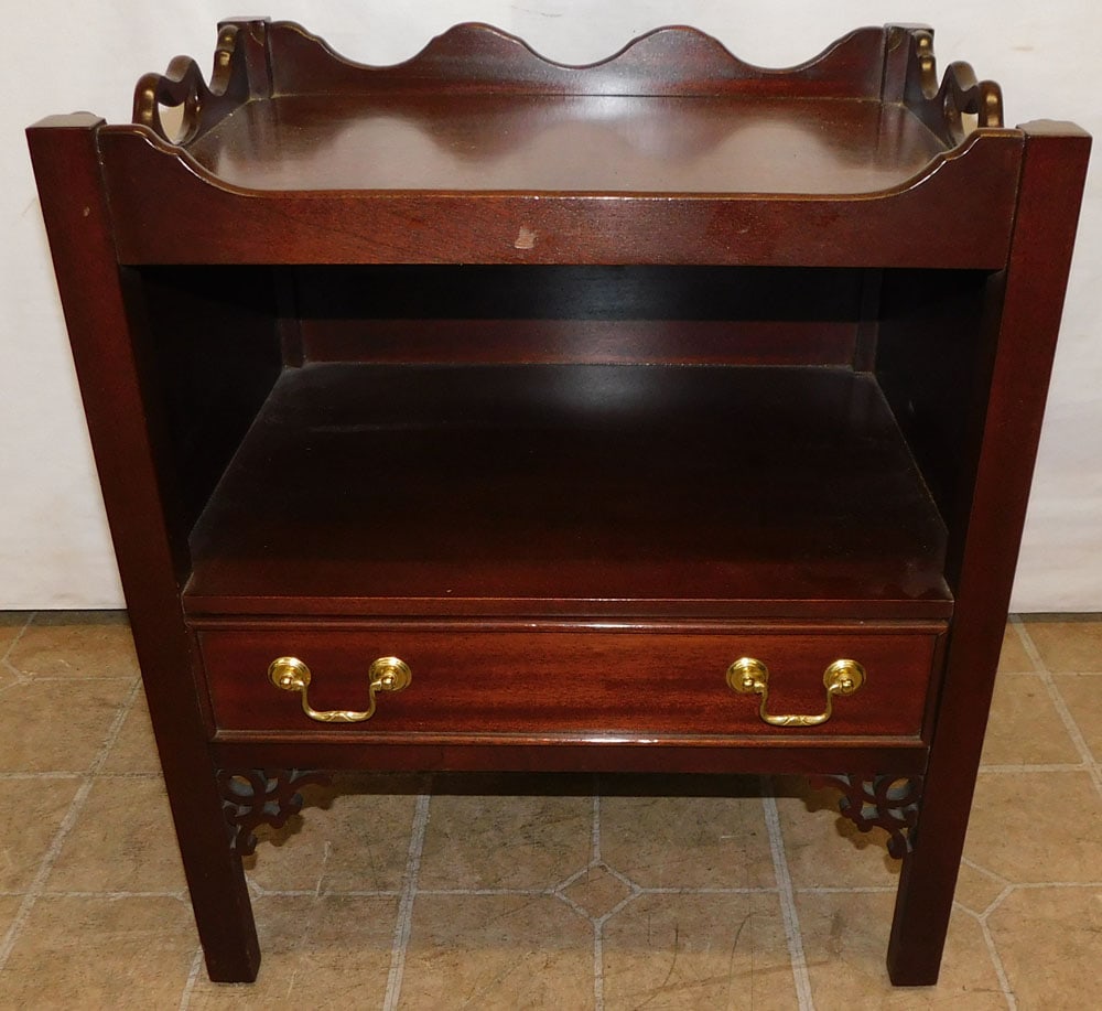 Mahogany Chippendale Style One Drawer Night Stand: Mahogany Chippendale Style One Drawer Night Stand . 21 1/4" W 16 1/4" D 24 1/4" H ALL DESCRIPTIONS AND ANY CONDITION STATEMENT GIVEN BY LANGSTON AUCTION GALLERY ARE STRICTLY OPINIONS AND LANGSTON'S SH