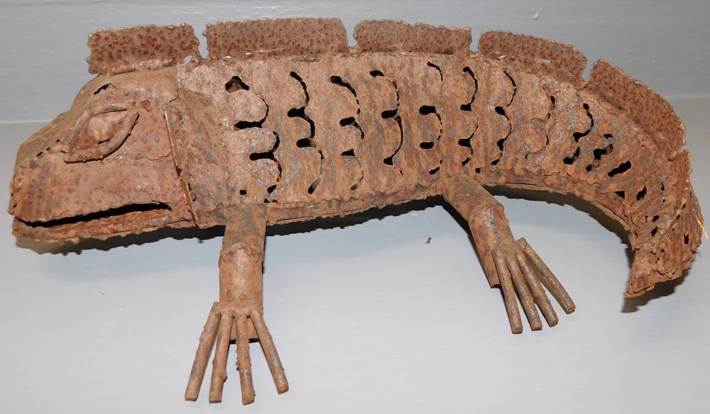 Metal Art - Lizard / Iguana: Metal Art - Lizard / Iguana. 18" Long ALL DESCRIPTIONS AND ANY CONDITION STATEMENT GIVEN BY LANGSTON AUCTION GALLERY ARE STRICTLY OPINIONS AND LANGSTON'S SHALL HAVE NO RESPONSIBILITY FOR ERRORS OR OMI