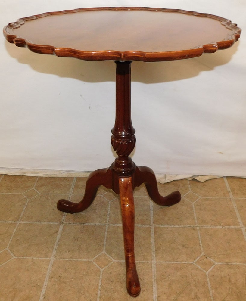 Antique Round Candle Stand: Antique Round Candle Stand. 18" Dia 25 1/4" H ALL DESCRIPTIONS AND ANY CONDITION STATEMENT GIVEN BY LANGSTON AUCTION GALLERY ARE STRICTLY OPINIONS AND LANGSTON'S SHALL HAVE NO RESPONSIBILITY FOR ERROR