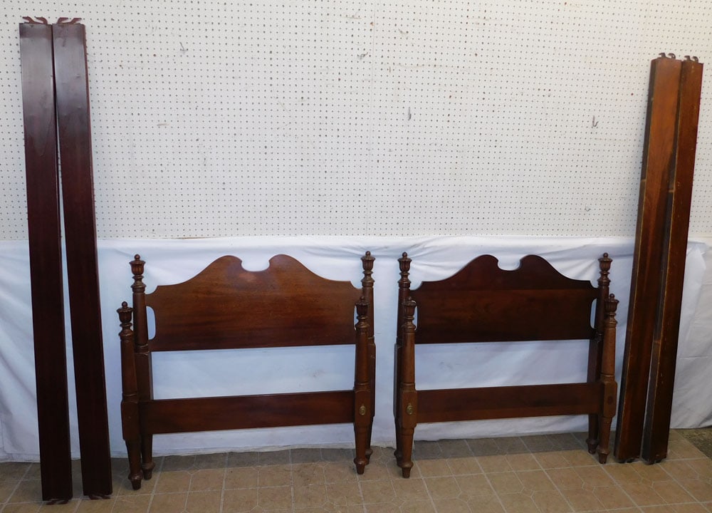 Pair Mahogany Twin Beds (1 of 6)