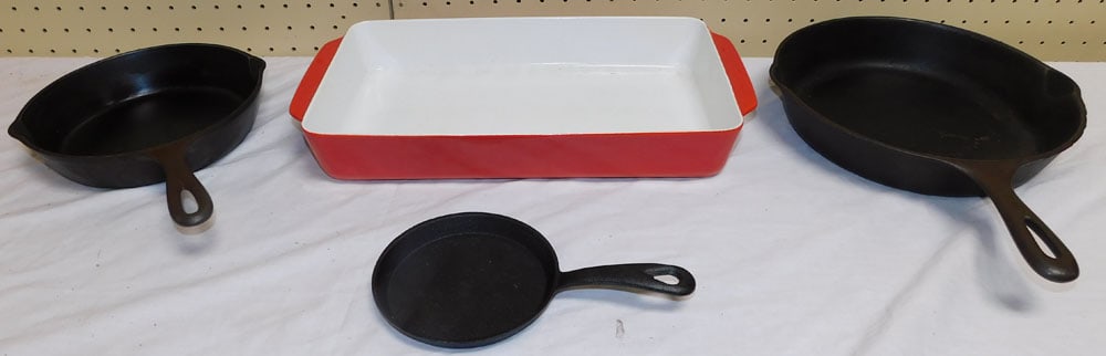 Lot Cast Iron Skillets & Casserole: Lot Cast Iron Skillets & Casserole. ALL DESCRIPTIONS AND ANY CONDITION STATEMENT GIVEN BY LANGSTON AUCTION GALLERY ARE STRICTLY OPINIONS AND LANGSTON'S SHALL HAVE NO RESPONSIBILITY FOR ERRORS OR OMISS