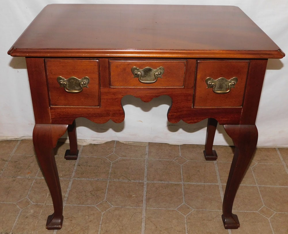 Mahogany Queen Anne Style Low Boy By Statton: Mahogany Queen Anne Style Low Boy By Statton . 28 1/2" W 19 1/2" D 26 1/4" H ALL DESCRIPTIONS AND ANY CONDITION STATEMENT GIVEN BY LANGSTON AUCTION GALLERY ARE STRICTLY OPINIONS AND LANGSTON'S SHALL H
