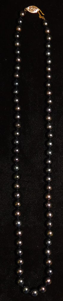 14K Gold Clasp Ladies Tahitian Pearl Necklace: 14K Gold Clasp Ladies Tahitian Pearl Necklace. 18 1/2" L ALL DESCRIPTIONS AND ANY CONDITION STATEMENT GIVEN BY LANGSTON AUCTION GALLERY ARE STRICTLY OPINIONS AND LANGSTON'S SHALL HAVE NO RESPONSIBILIT