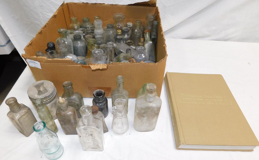 Lot Antique Bottles - Antique Bottle Book (1 of 4)