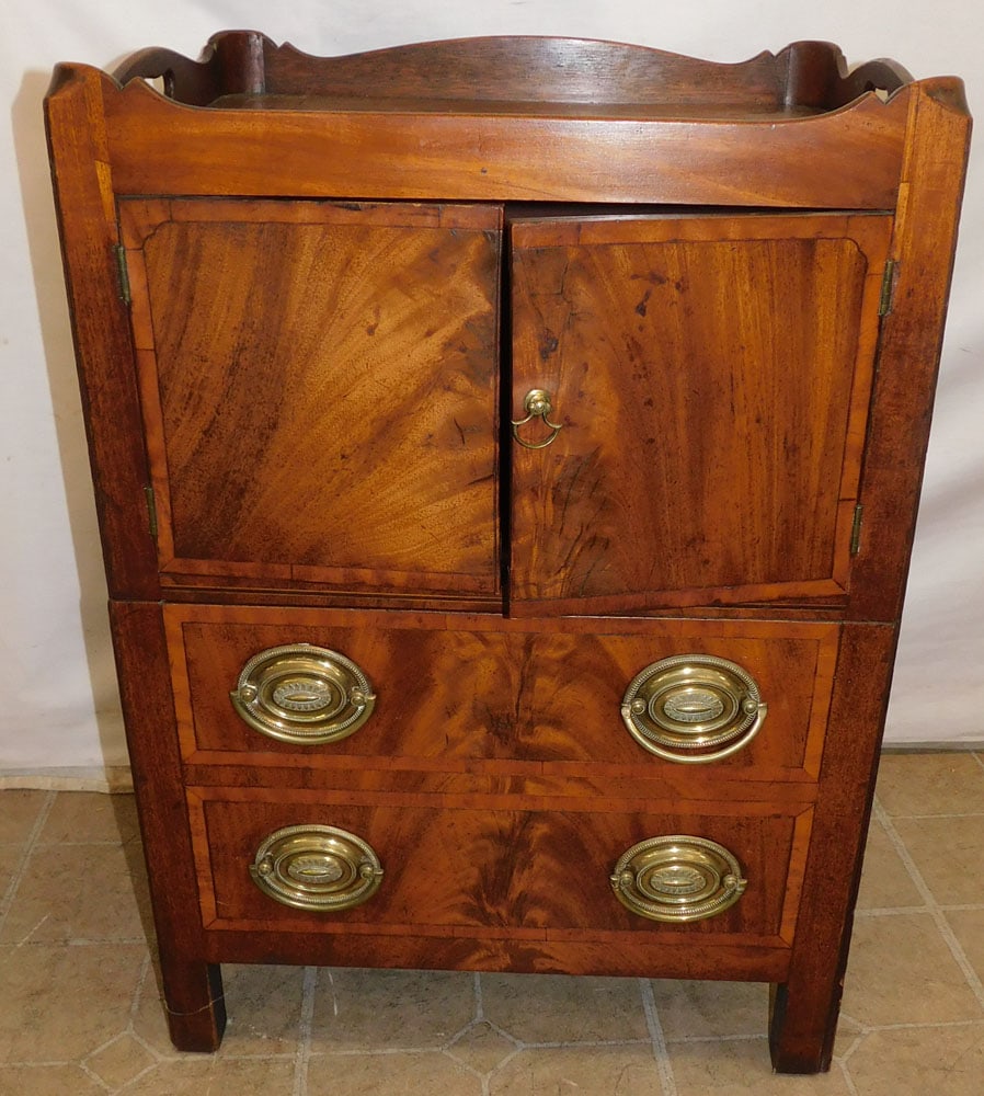 19th Century Mahogany English 2 Door Commode: 19th Century Mahogany English 2 Door Commode . 22" W 18" D 31" H ALL DESCRIPTIONS AND ANY CONDITION STATEMENT GIVEN BY LANGSTON AUCTION GALLERY ARE STRICTLY OPINIONS AND LANGSTON'S SHALL HAVE NO RESPO