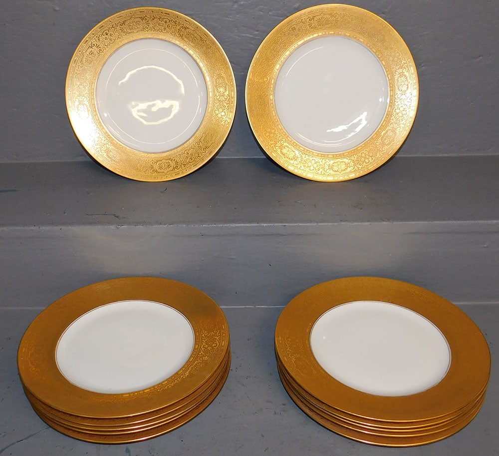 12 Gold Paint Decorated Royal Bavarian Plates: 12 Gold Paint Decorated Royal Bavarian Plates . 10 3/4" Dia. ALL DESCRIPTIONS AND ANY CONDITION STATEMENT GIVEN BY LANGSTON AUCTION GALLERY ARE STRICTLY OPINIONS AND LANGSTON'S SHALL HAVE NO RESPONSIB