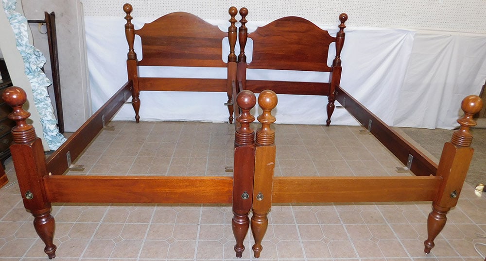 Pair of Mahogany Cannonball Twin Beds by Craftique (1 of 5)