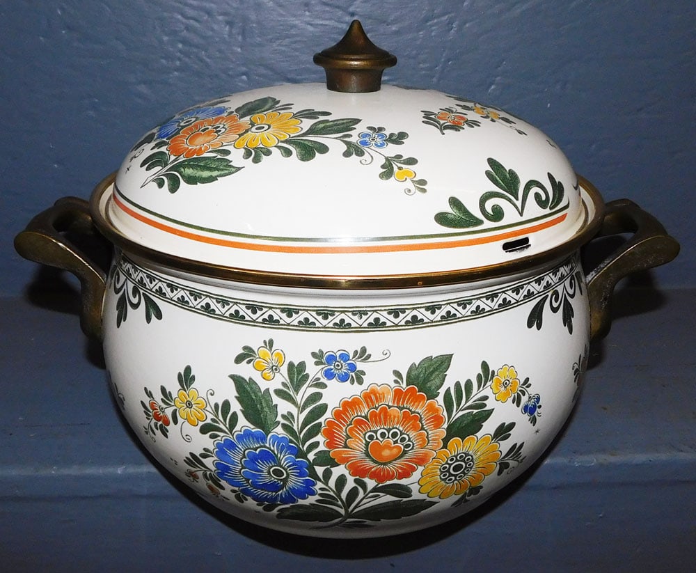 Asta German Enameled Pot With Lid (1 of 5)