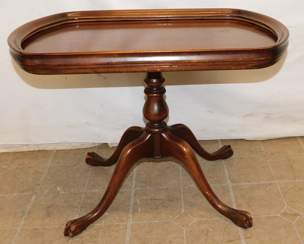 Mahogany Tea Table With Claw Feet: Mahogany Tea Table With Claw Feet. 26 3/4" W 16 1/2" D 20 1/2" H ALL DESCRIPTIONS AND ANY CONDITION STATEMENT GIVEN BY LANGSTON AUCTION GALLERY ARE STRICTLY OPINIONS AND LANGSTON'S SHALL HAVE NO RESPO
